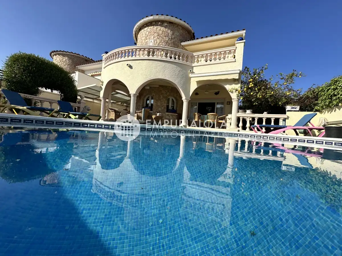 Piscina de Casa o xalet en venda en Empuriabrava amb Aire condicionat, Jardí privat i Piscina