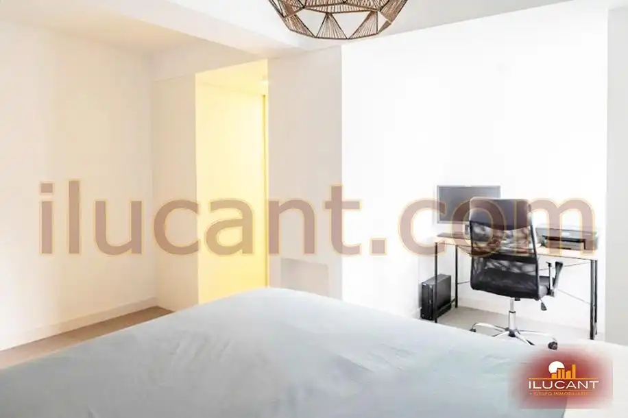 Habitación de Piso en venta en Alicante / Alacant con Aire acondicionado y Balcón