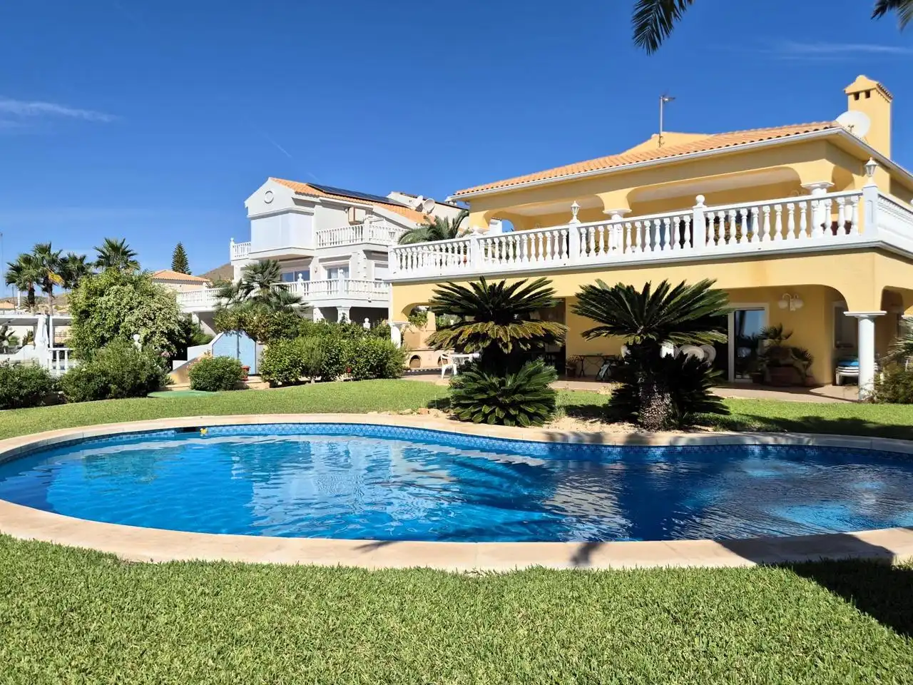 Piscina de Casa o xalet en venda en El Campello amb Aire condicionat, Jardí privat i Terrassa