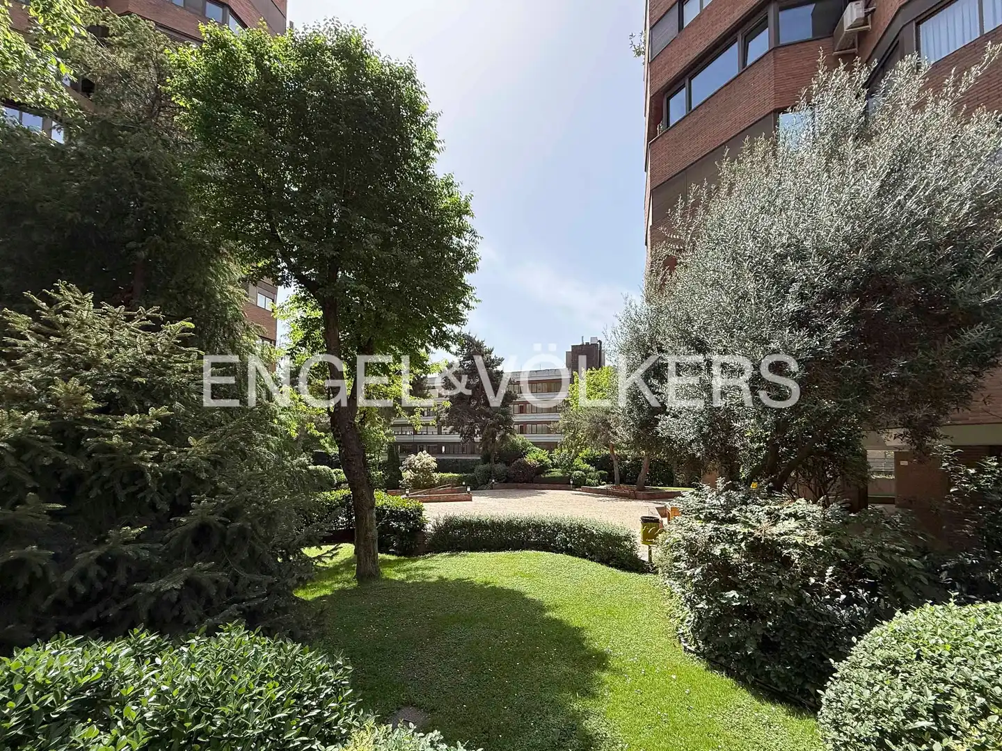 Jardín de Piso en venta en  Madrid Capital con Calefacción, Parquet y Terraza