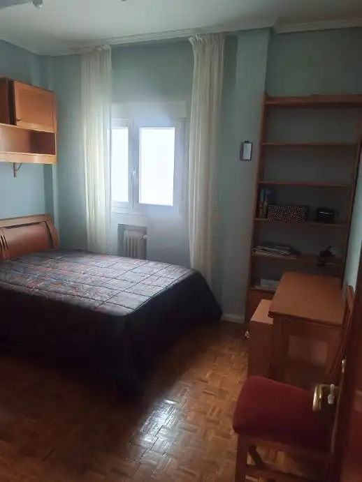 Habitación de Piso de alquiler en  Pamplona / Iruña con Calefacción, Parquet y Amueblado