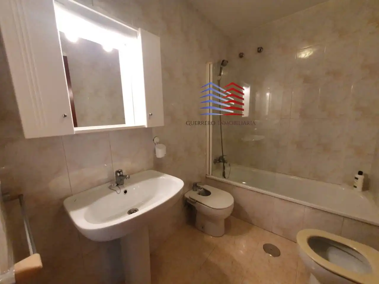Bathroom of Flat for rent in Ourense Capital   with Heating, Parquet flooring and Storage room