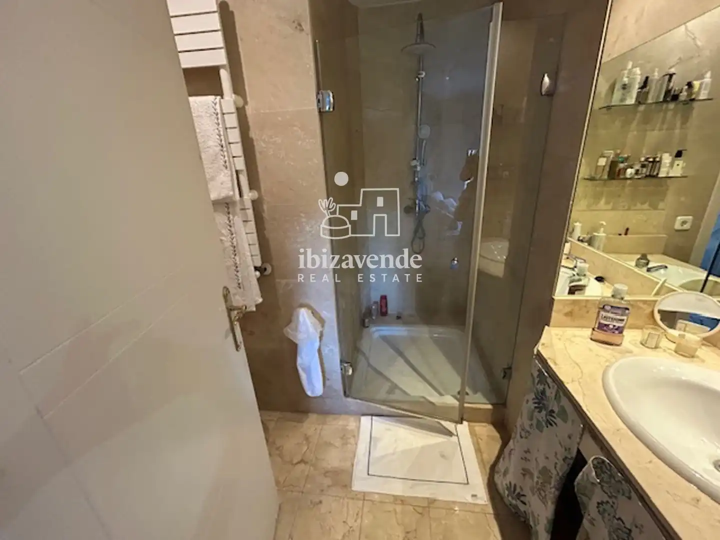 Badezimmer von Einfamilien-Reihenhaus zur Miete in Santa Eulària des Riu mit Klimaanlage, Heizung und Parkett