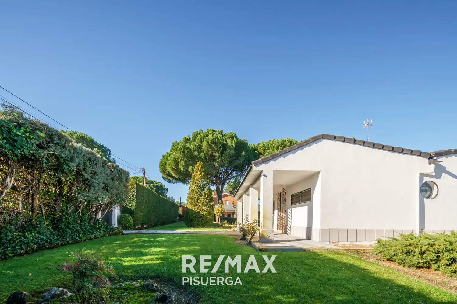 Vista exterior de Casa o xalet en venda en Tudela de Duero amb Calefacció, Jardí privat i Terrassa