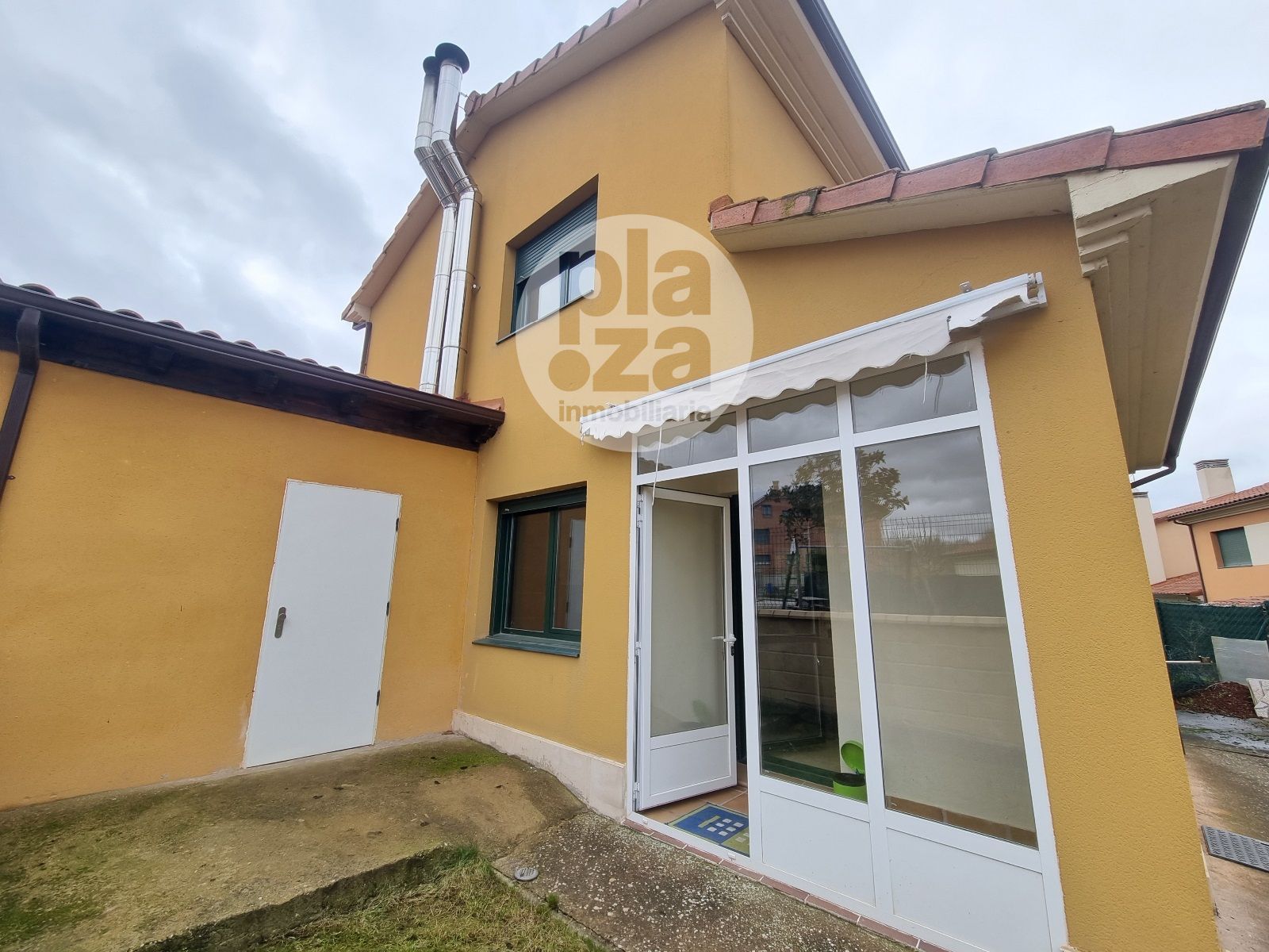 Vista exterior de Casa adosada en venta en Buniel con Calefacción, Jardín privado y Terraza