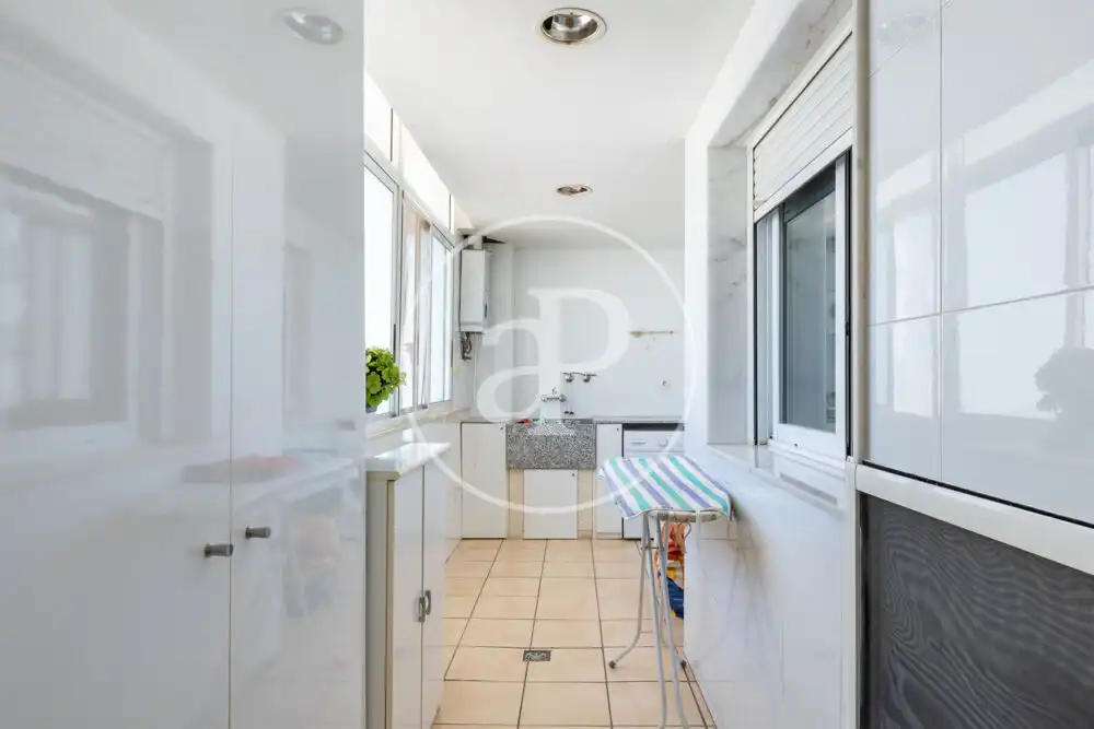 Piso en venta en Avinguda Cardenal Vicent Enrique I Tarancó, Piscinas