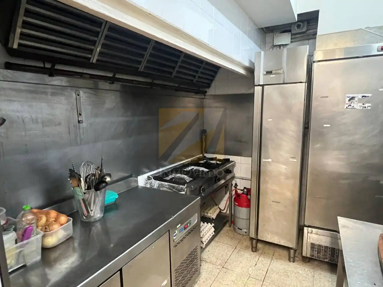 Cuina de Local de lloguer en Oviedo  amb Aire condicionat i Alarma