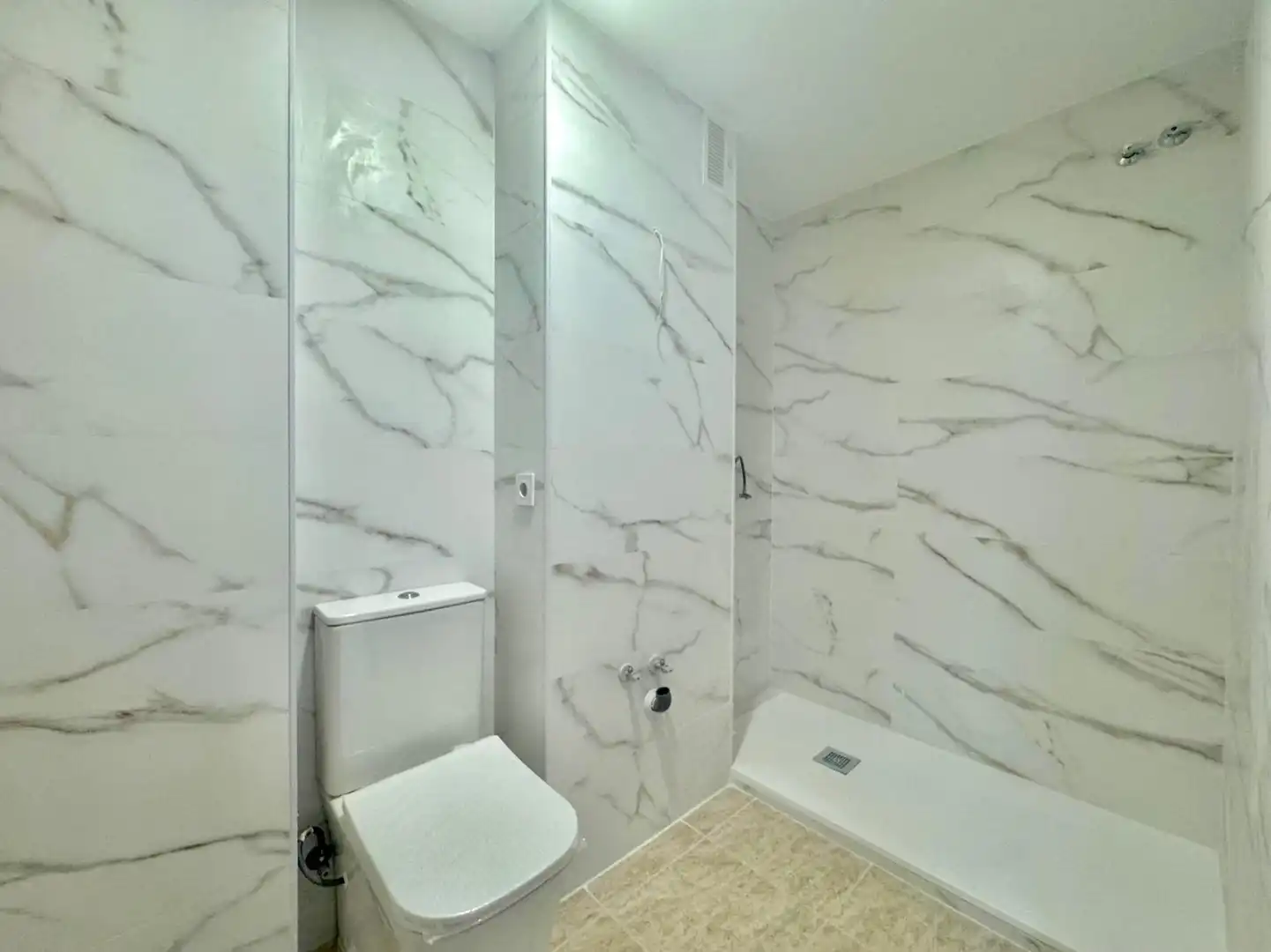 Baño de Piso en venta en Roquetas de Mar con Jardín privado, Terraza y Piscina comunitaria