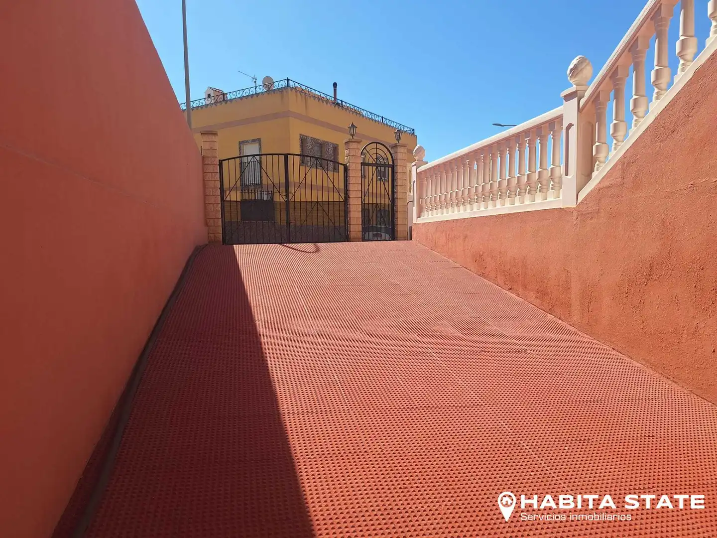 Vista exterior de Casa o xalet en venda en Huércal de Almería amb Aire condicionat, Calefacció i Jardí privat