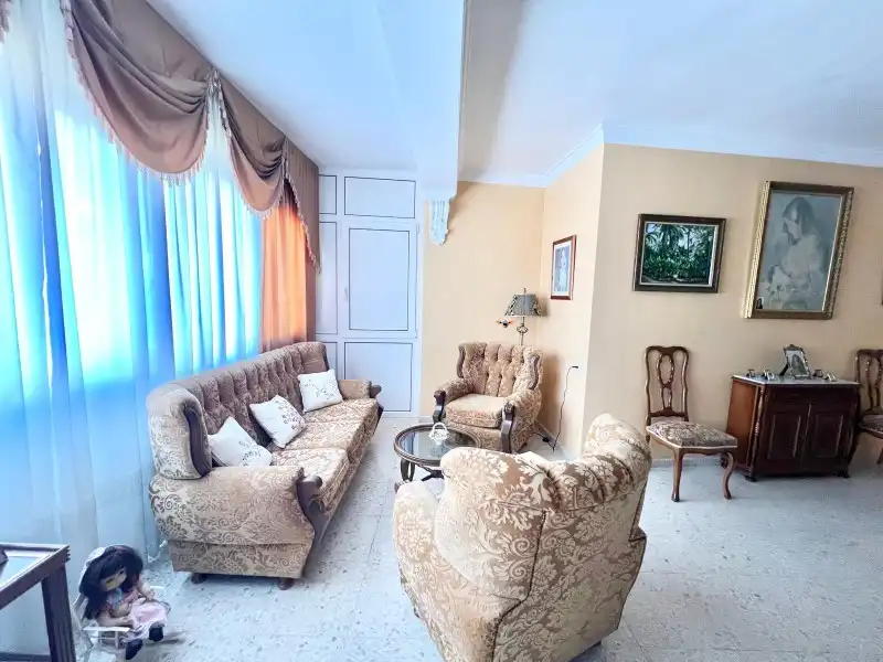 Sala d'estar de Casa o xalet en venda en Málaga amb Aire condicionat, Terrassa i Moblat
