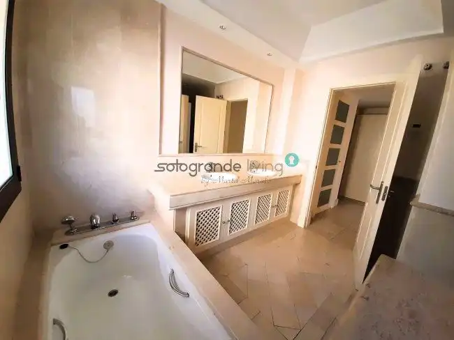 Bany de Apartament de lloguer en Sotogrande amb Aire condicionat, Calefacció i Terrassa