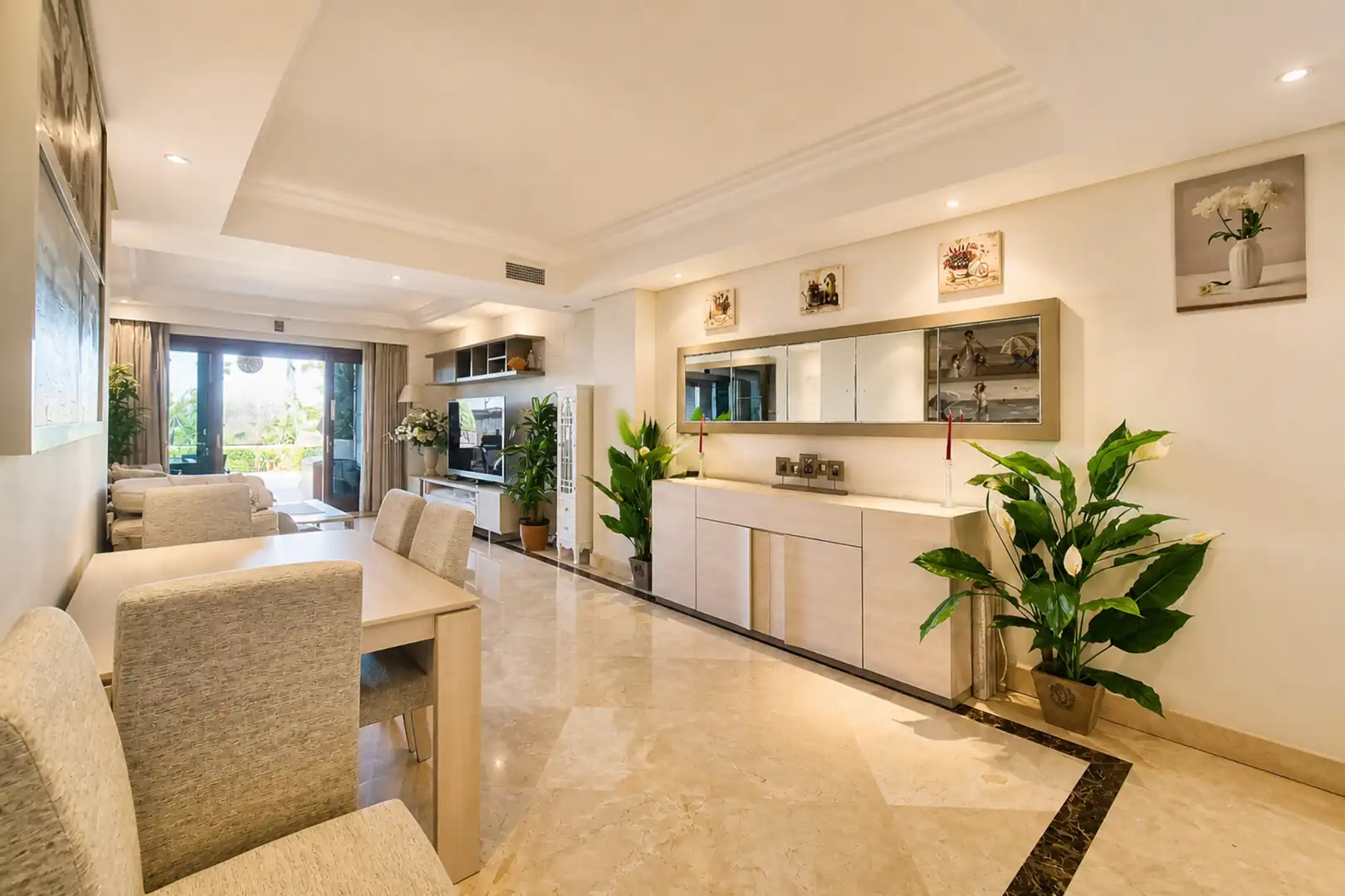 Menjador de Apartament en venda en Estepona amb Aire condicionat, Terrassa i Moblat