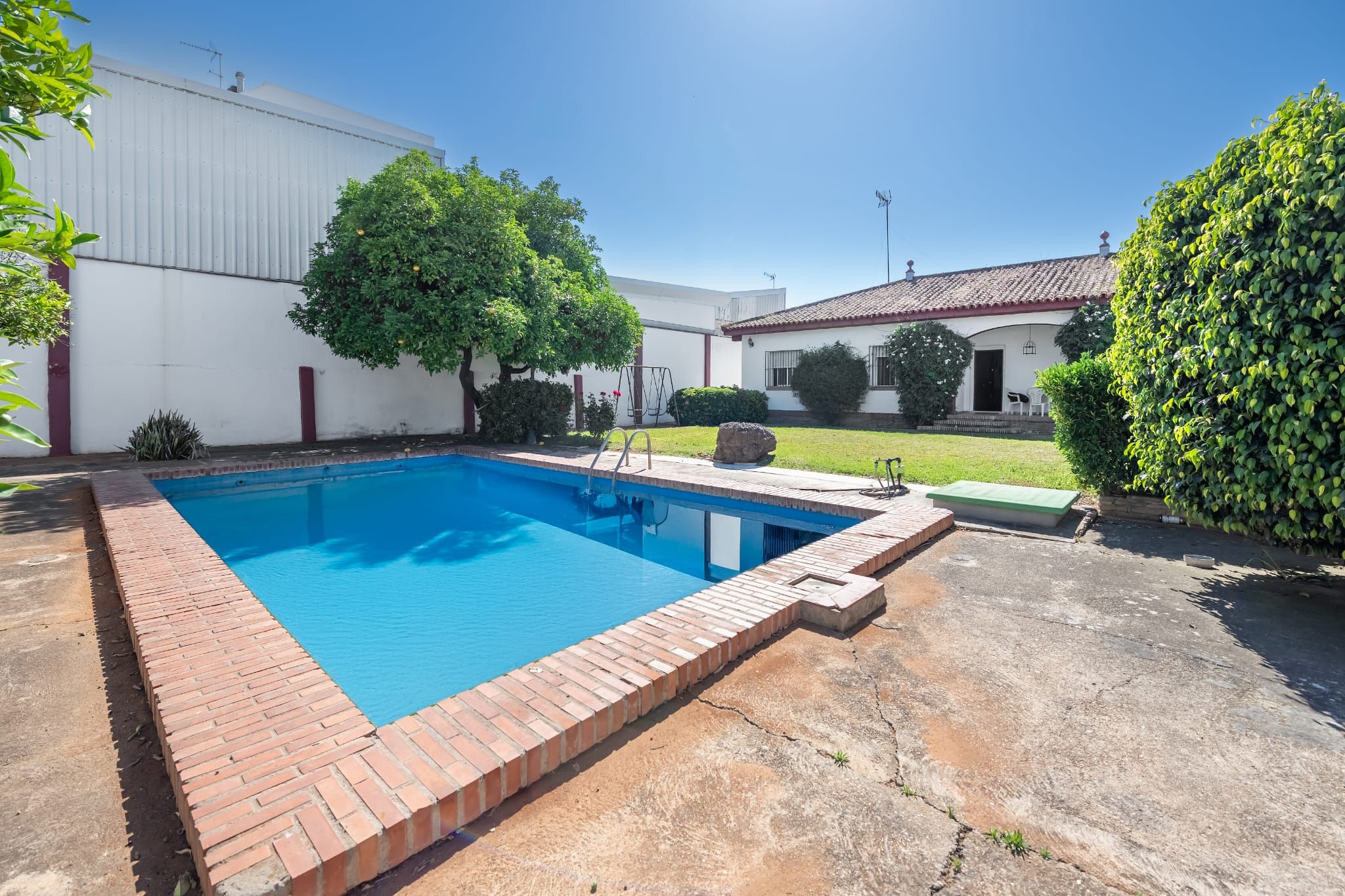 Piscina de Casa o xalet en venda en Dos Hermanas amb Calefacció, Jardí privat i Terrassa