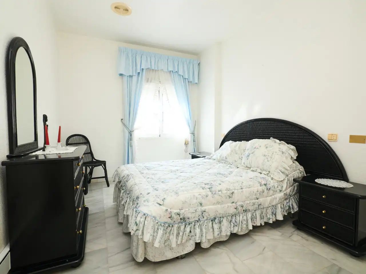 Habitación de Apartamento en venta en Torrevieja con Aire acondicionado, Calefacción y Terraza