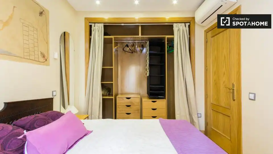 Dormitori de Apartament per a compartir en Madrid amb Aire condicionat, Calefacció i Terrassa