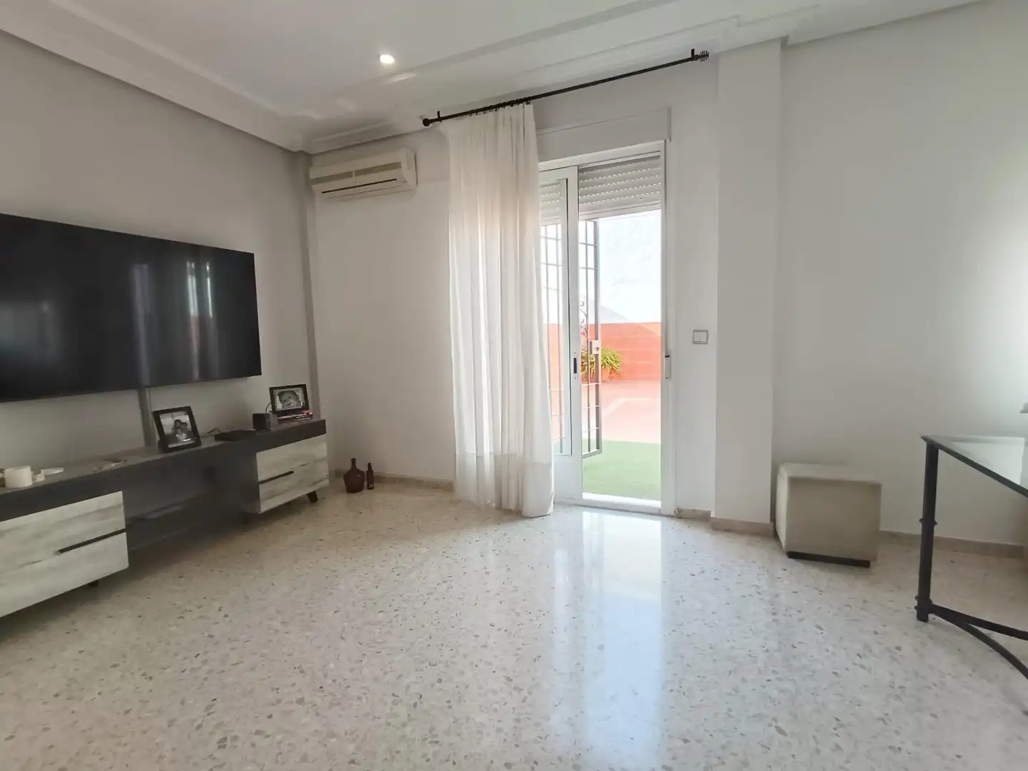 Sala d'estar de Casa adosada en venda en Córdoba amb Aire condicionat, Traster i Moblat
