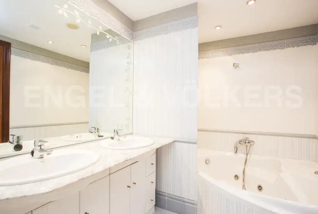 Bathroom of Attic for sale in Manresa  with Air Conditioner, Heating and Terrace