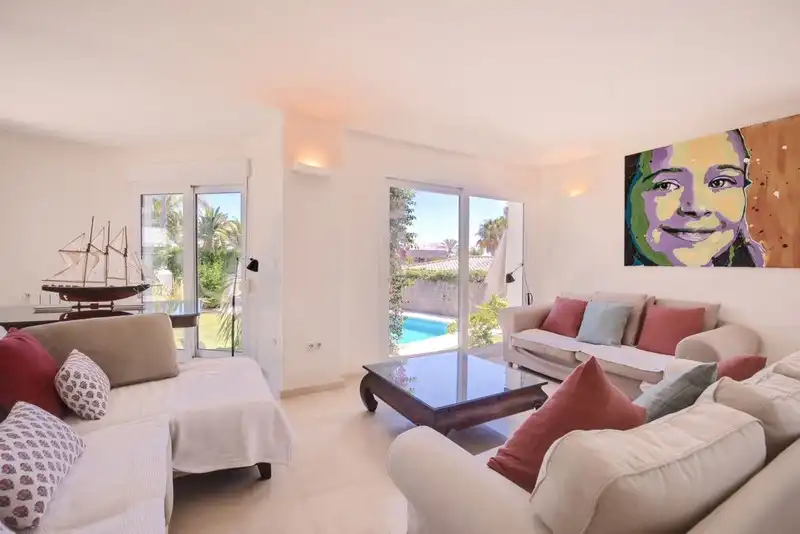 Sala d'estar de Casa o xalet de lloguer en Marbella amb Aire condicionat, Jardí privat i Terrassa