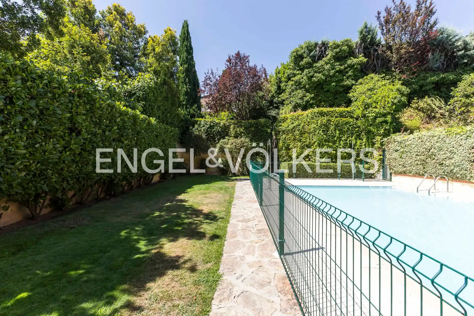 Piscina de Casa adosada de lloguer en Madrid amb Calefacció, Jardí privat i Terrassa