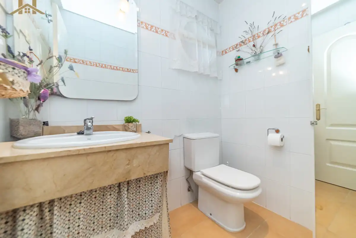 Baño de Casa adosada en venta en Madrid con Aire acondicionado, Calefacción y Jardín privado
