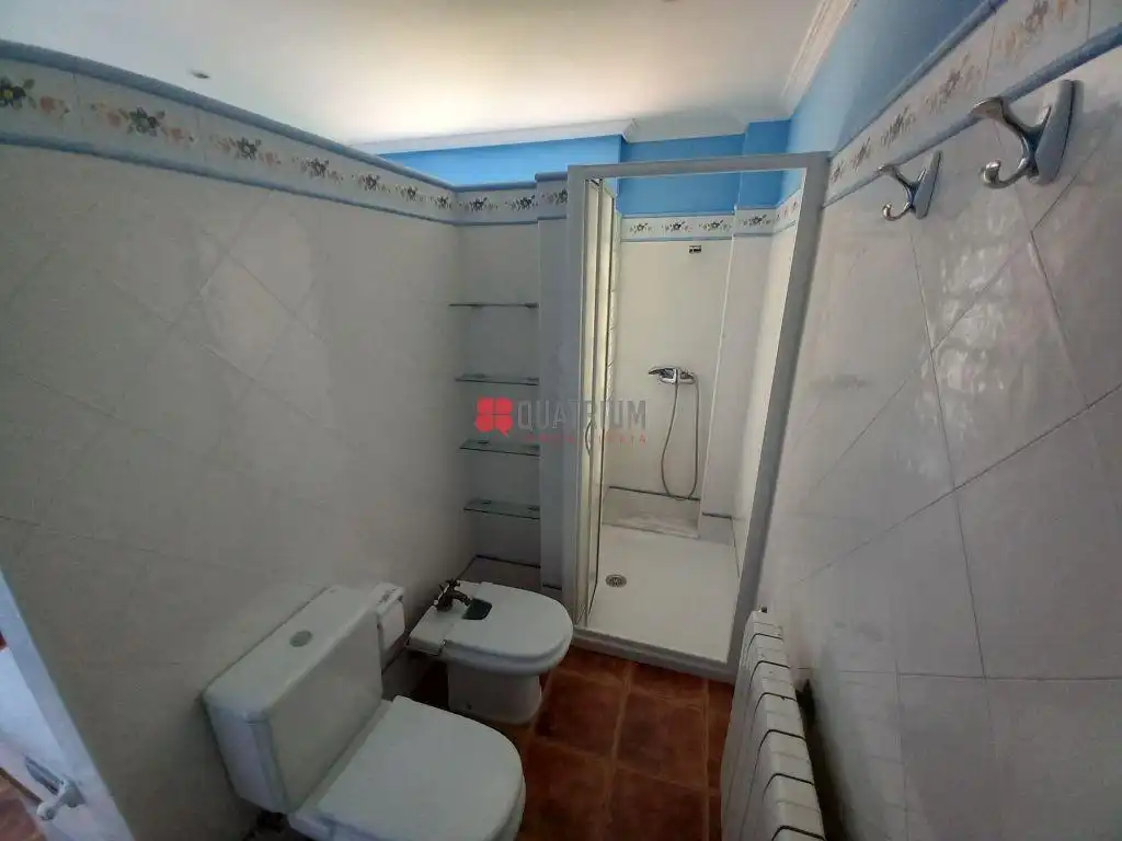 Baño de Casa o chalet de alquiler en Santiago de Compostela  con Calefacción, Jardín privado y Trastero