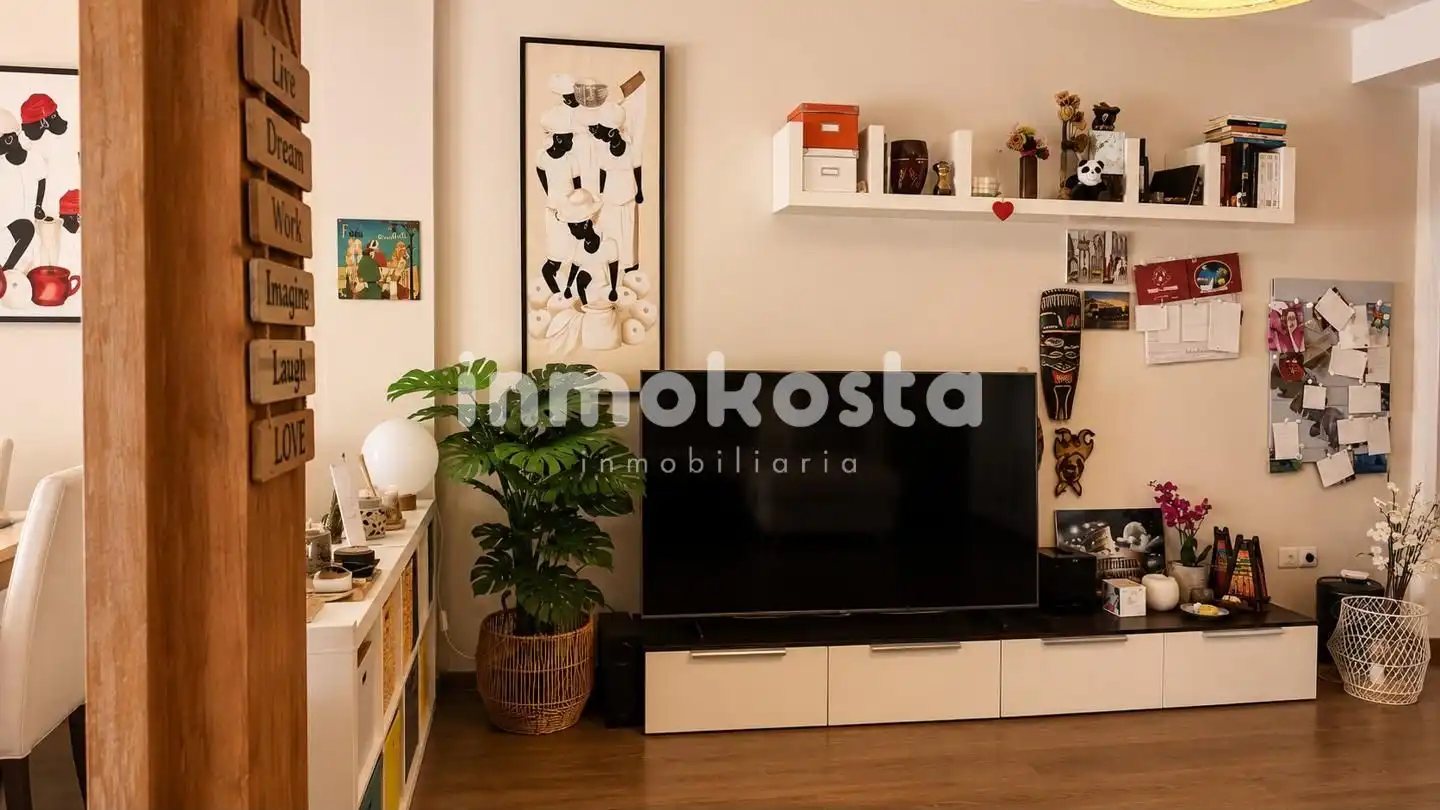 Sala d'estar de Casa adosada en venda en La Nucia amb Aire condicionat, Jardí privat i Terrassa