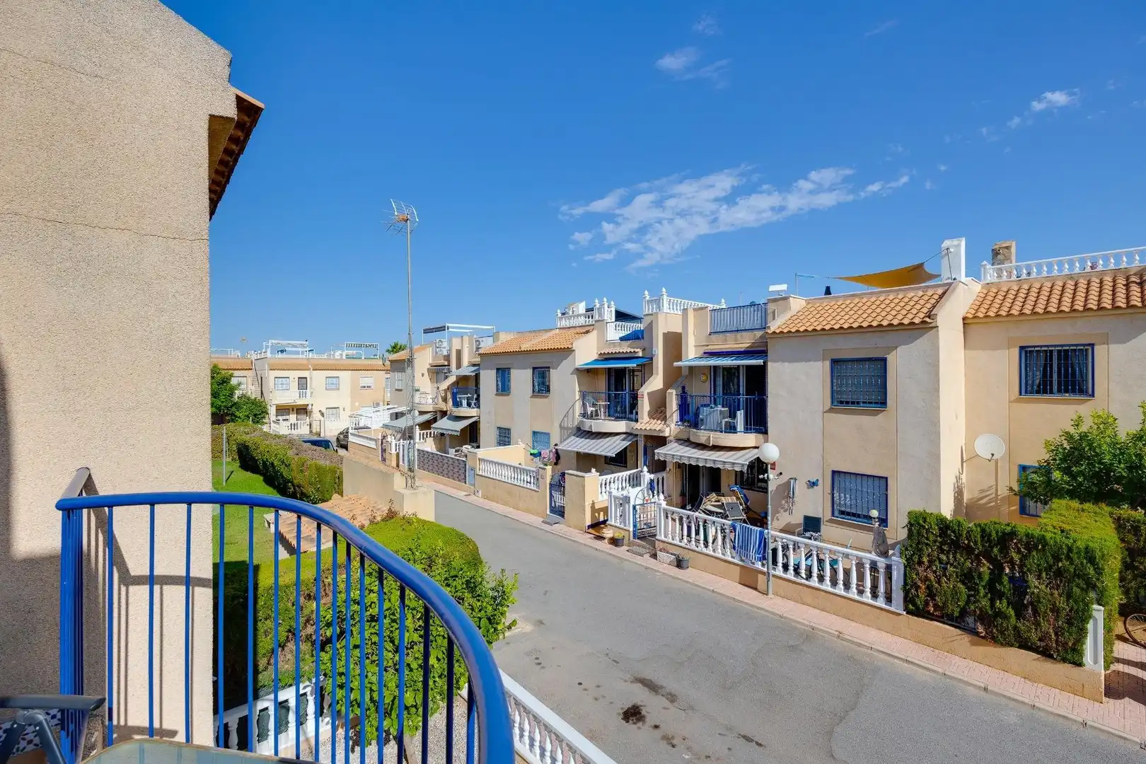 Vista exterior de Casa o xalet en venda en Torrevieja amb Aire condicionat, Piscina i Moblat