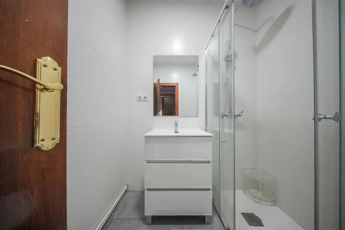 Baño de Piso en venta en Madrid con Calefacción, Terraza y Amueblado