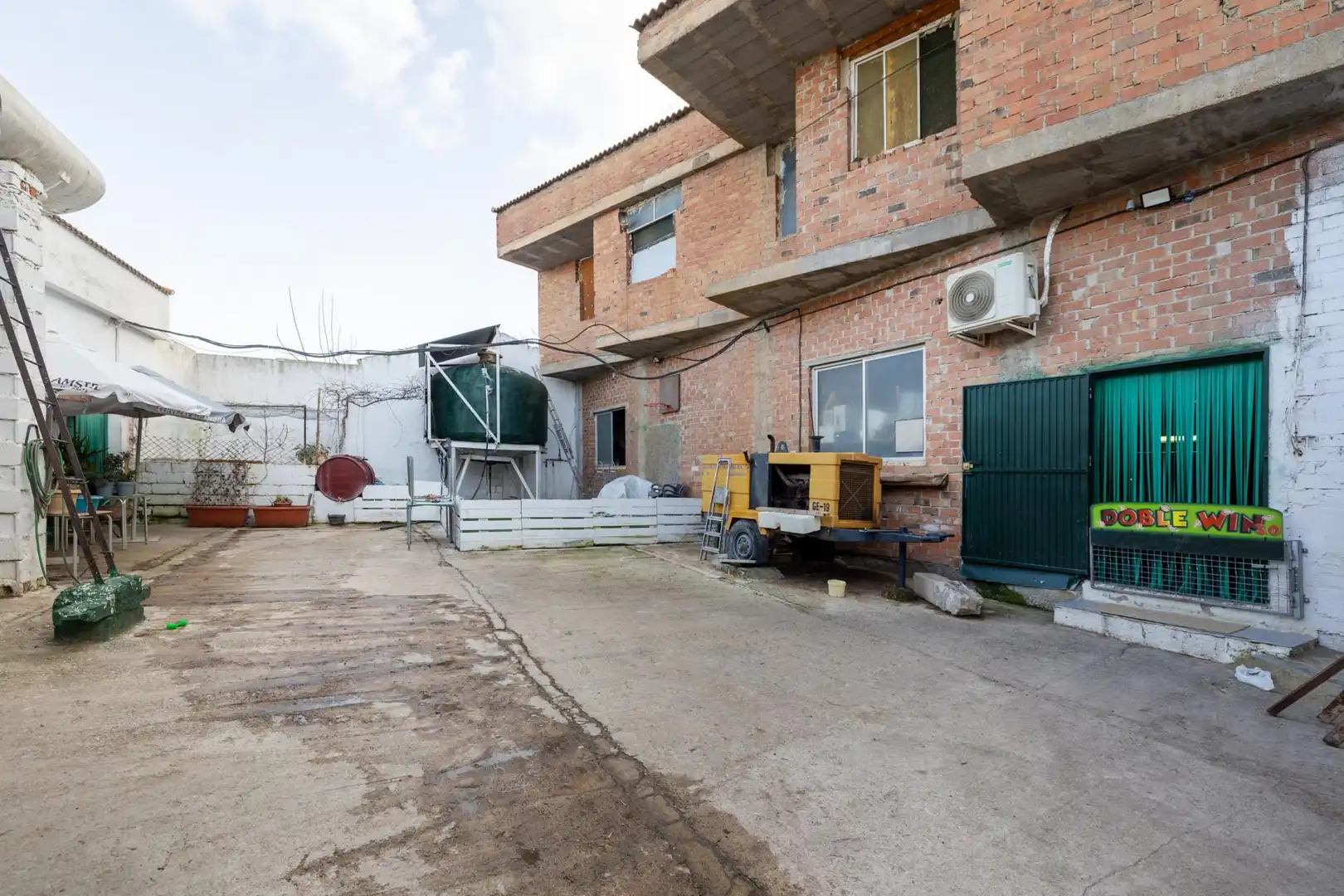 Vista exterior de Local en venta en Huélago
