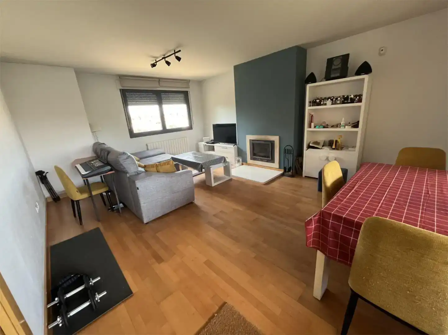 Sala de estar de Casa o chalet para compartir en Aranda de Duero con Jardín privado, Parquet y Amueblado