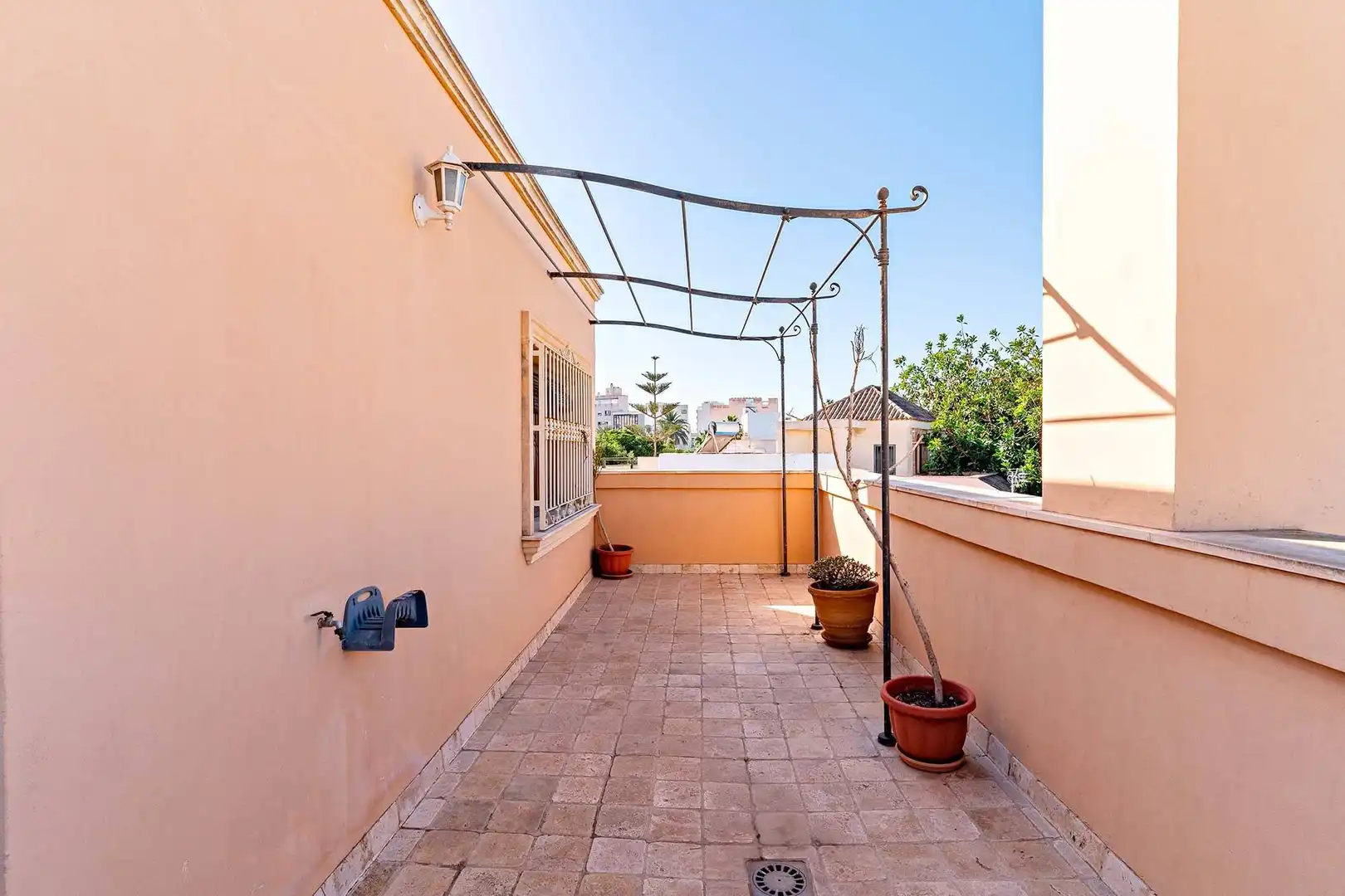 Terrassa de Casa o xalet en venda en Almería amb Jardí privat, Terrassa i Alarma
