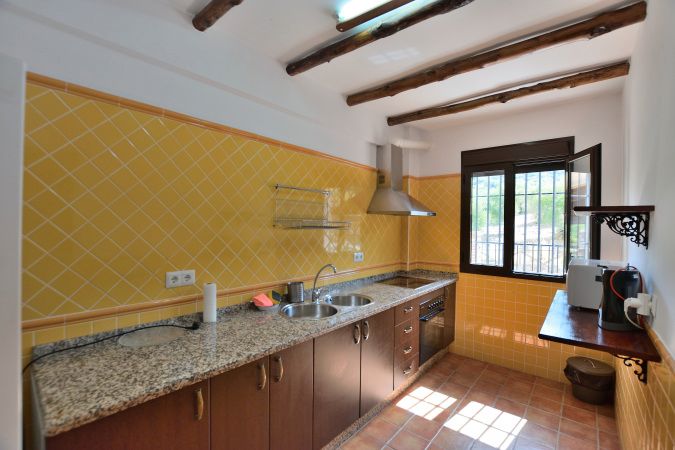 Cuina de Casa adosada en venda en Jimera de Líbar amb Aire condicionat, Terrassa i Moblat