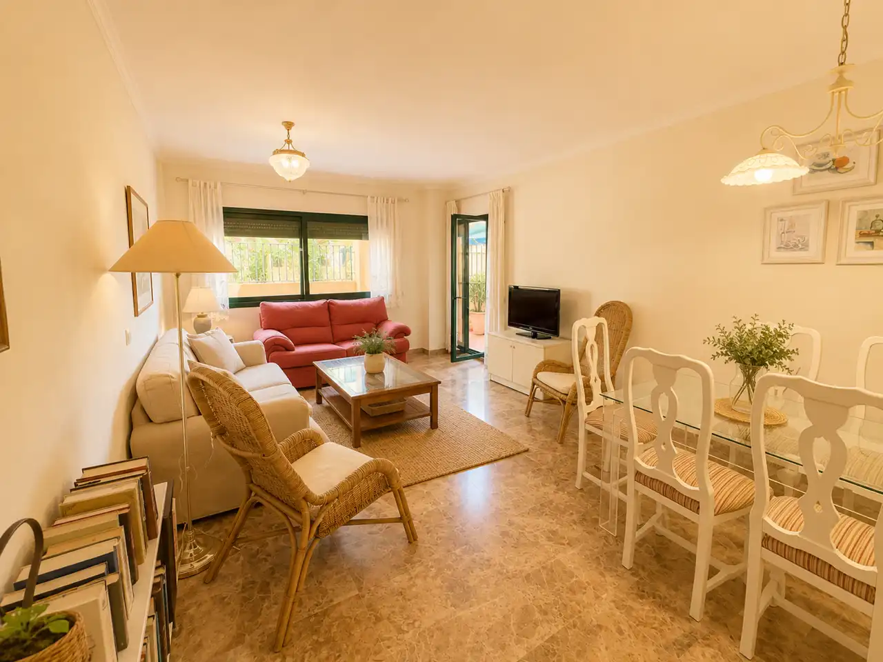Wohnzimmer von Wohnung zur Miete in Marbella mit Klimaanlage, Heizung und Terrasse