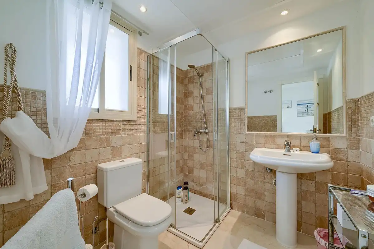 Badezimmer von Einfamilien-Reihenhaus zum Verkauf in Marbella mit Klimaanlage und Terrasse