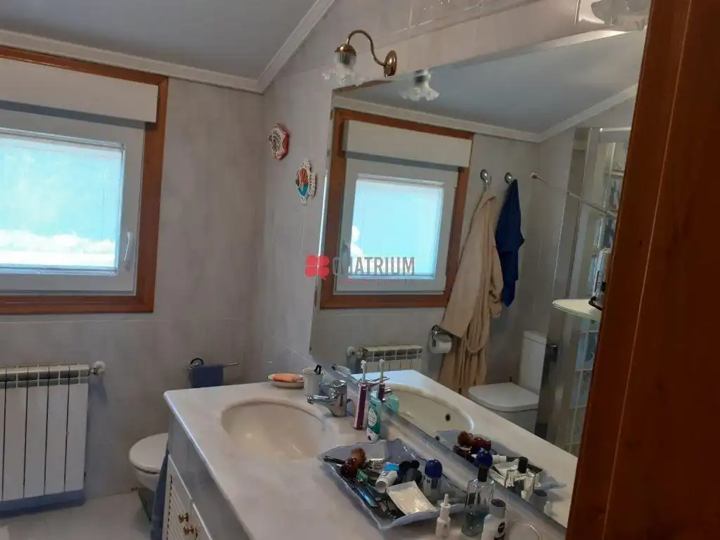 Baño de Casa o chalet en venta en Santiago de Compostela  con Calefacción, Terraza y Trastero