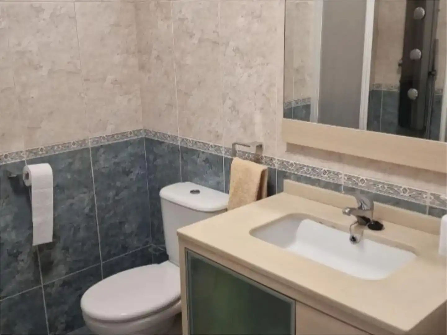 Badezimmer von Wohnung zur Miete in Carboneras de Guadazaón mit Parkett, Abstellraum und Möbliert