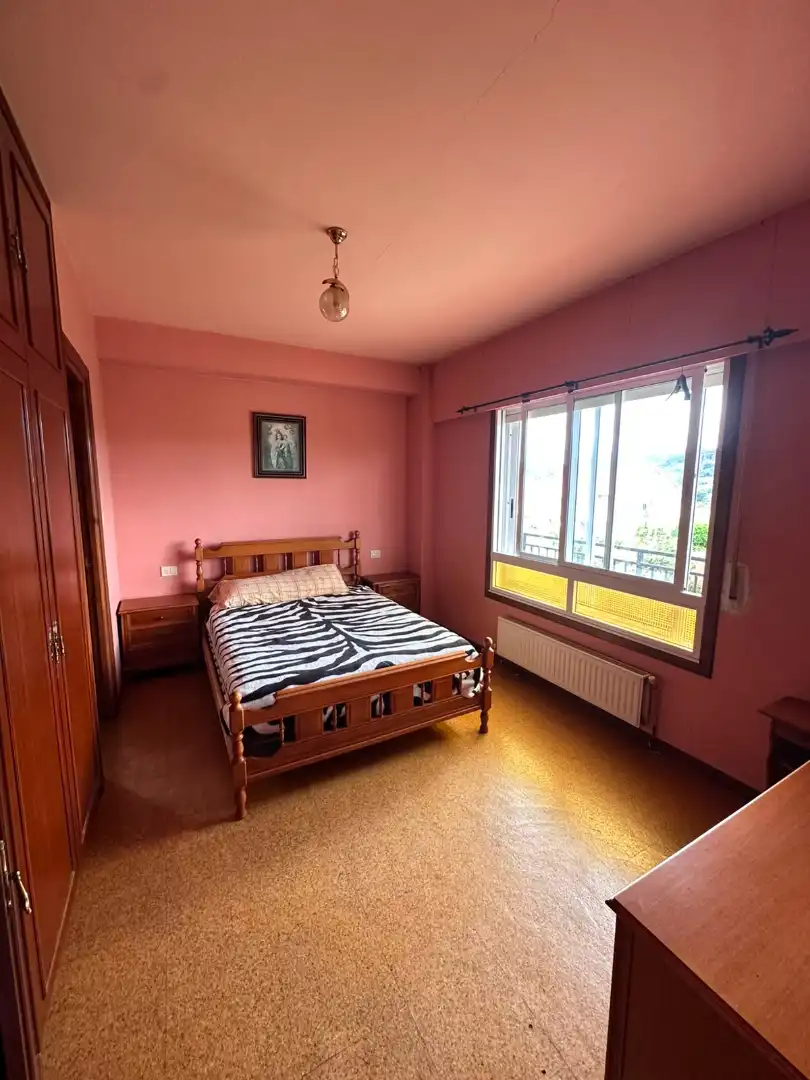 Dormitori de Casa o xalet en venda en Cambre  amb Calefacció, Moblat i Balcó