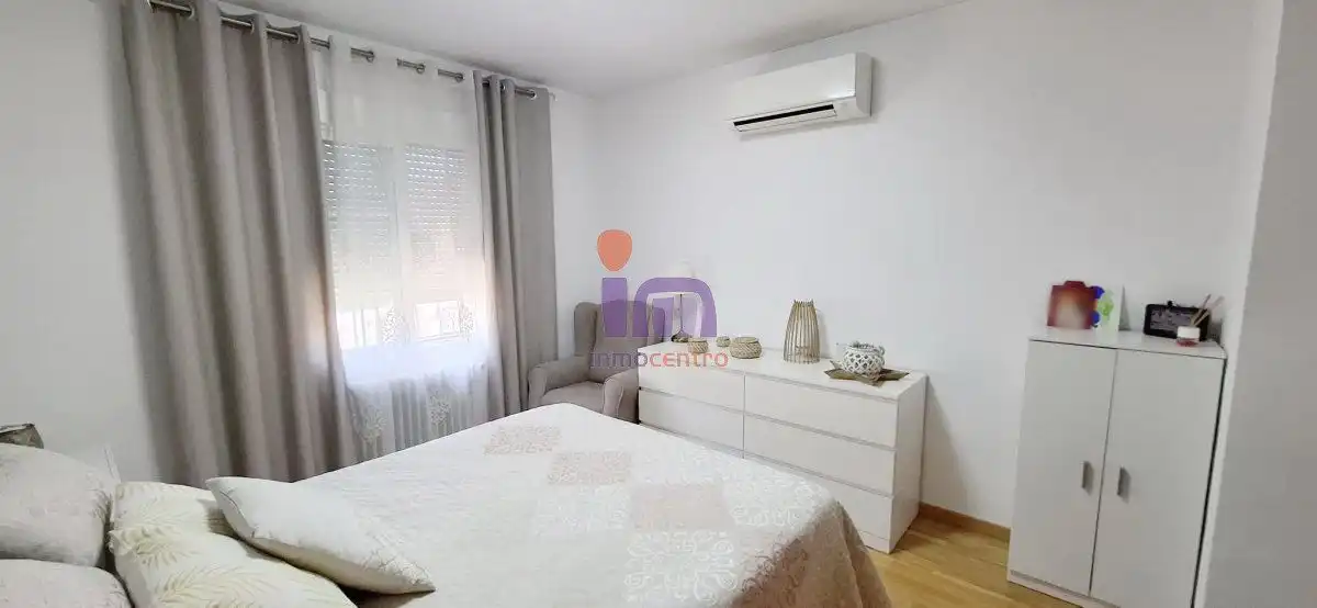 Habitación de Casa adosada en venta en Valdepeñas con Aire acondicionado, Calefacción y Piscina comunitaria
