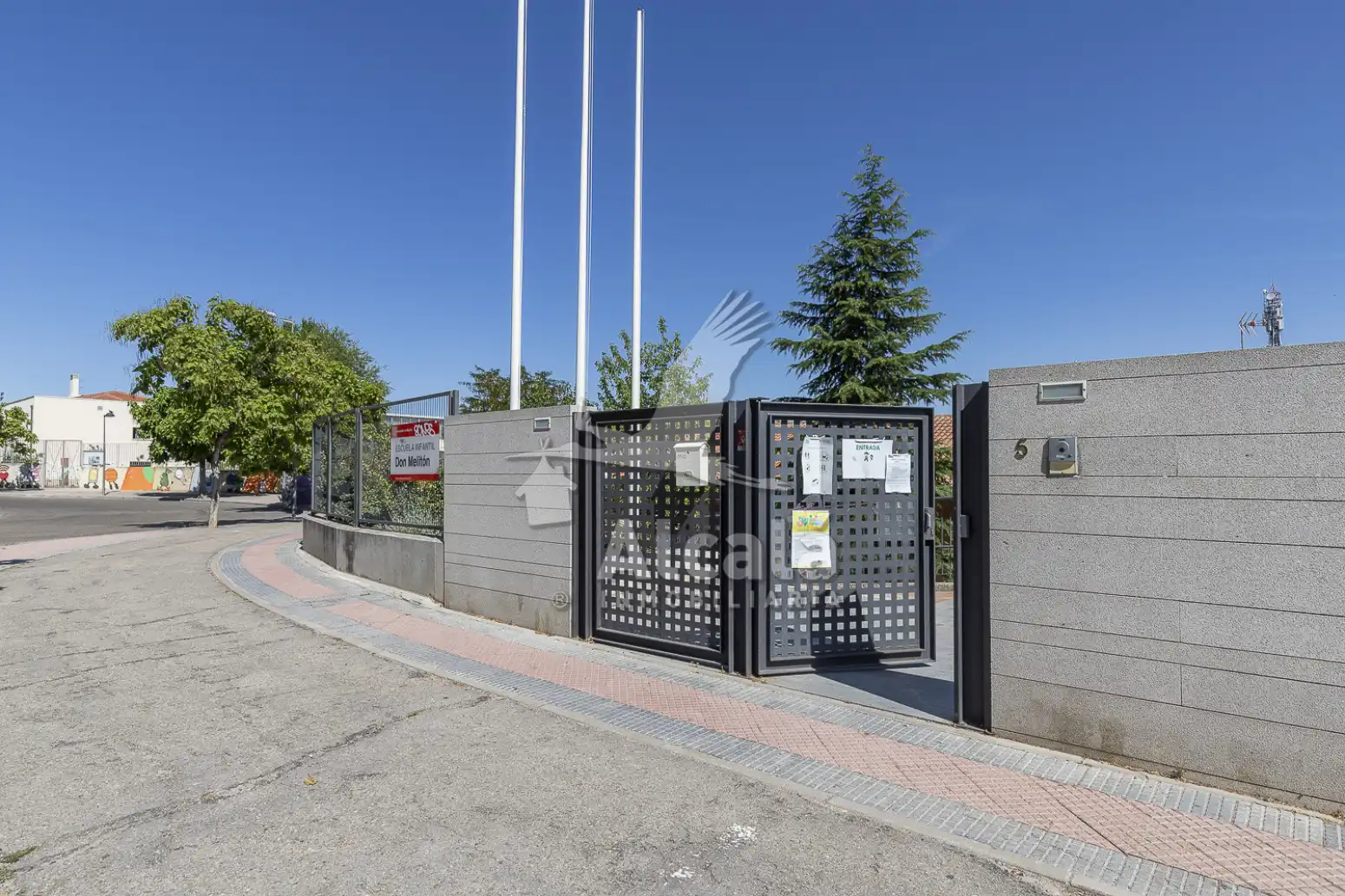 Parkplatz von Einfamilien-Reihenhaus zum Verkauf in Alcalá de Henares mit Heizung und Terrasse