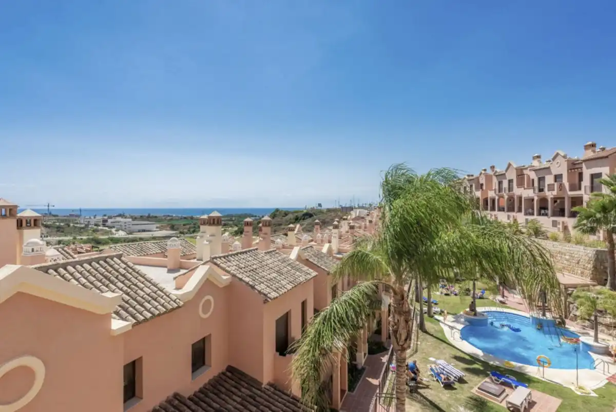 Vista exterior de Casa adosada en venda en Estepona amb Aire condicionat, Terrassa i Alarma