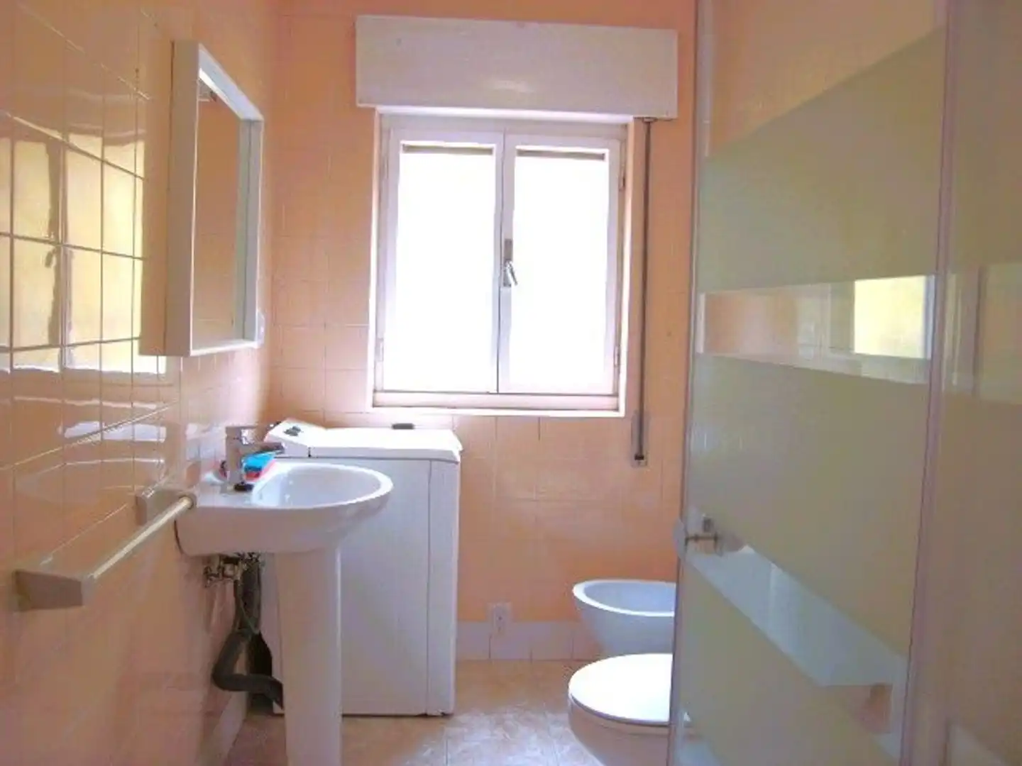 Badezimmer von Wohnung zum Verkauf in Belmonte de Miranda mit Heizung, Terrasse und Schwimmbad