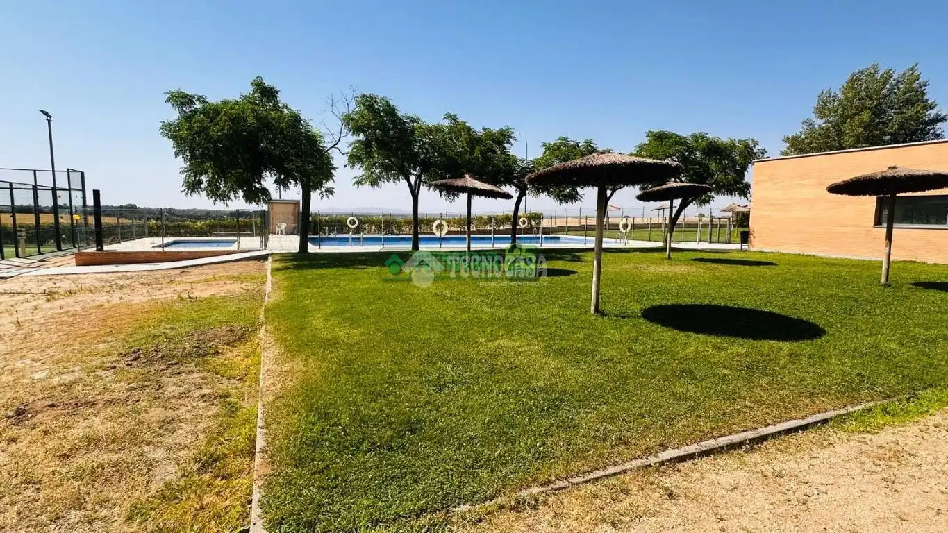 Piscina de Casa adosada en venda en Bargas amb Calefacció i Piscina comunitària