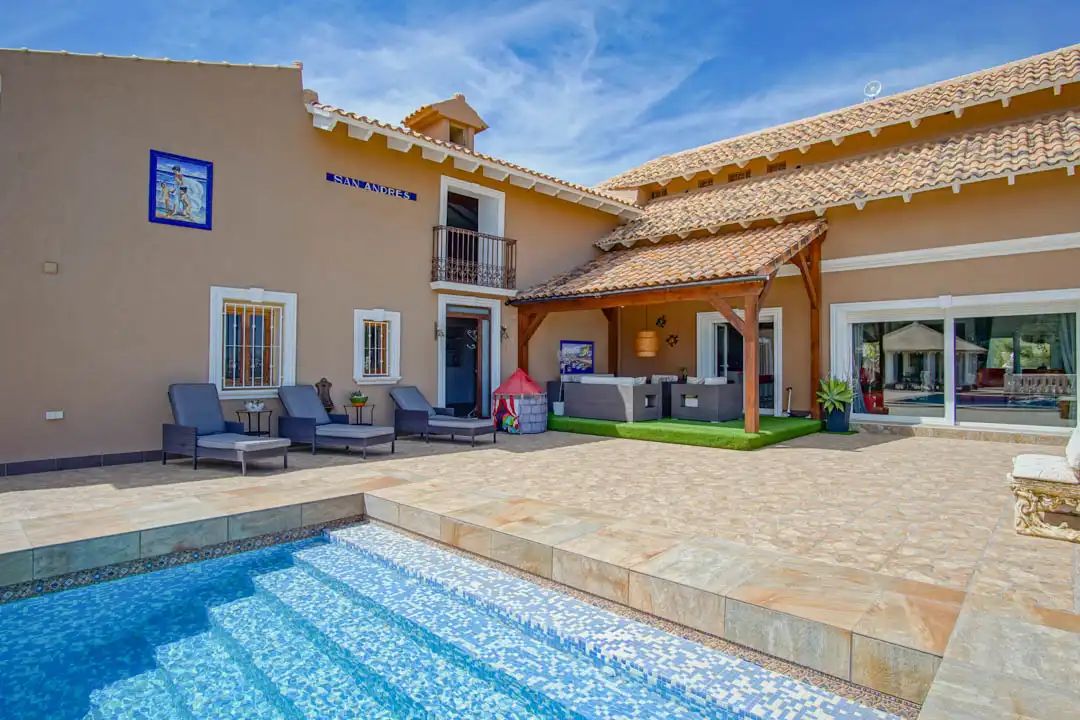 Vista exterior de Casa o xalet en venda en La Nucia amb Aire condicionat, Terrassa i Traster