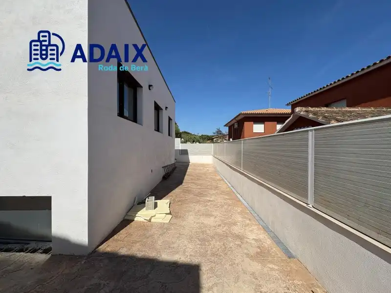 Vista exterior de Casa o chalet en venta en Roda de Berà con Calefacción, Terraza y Piscina