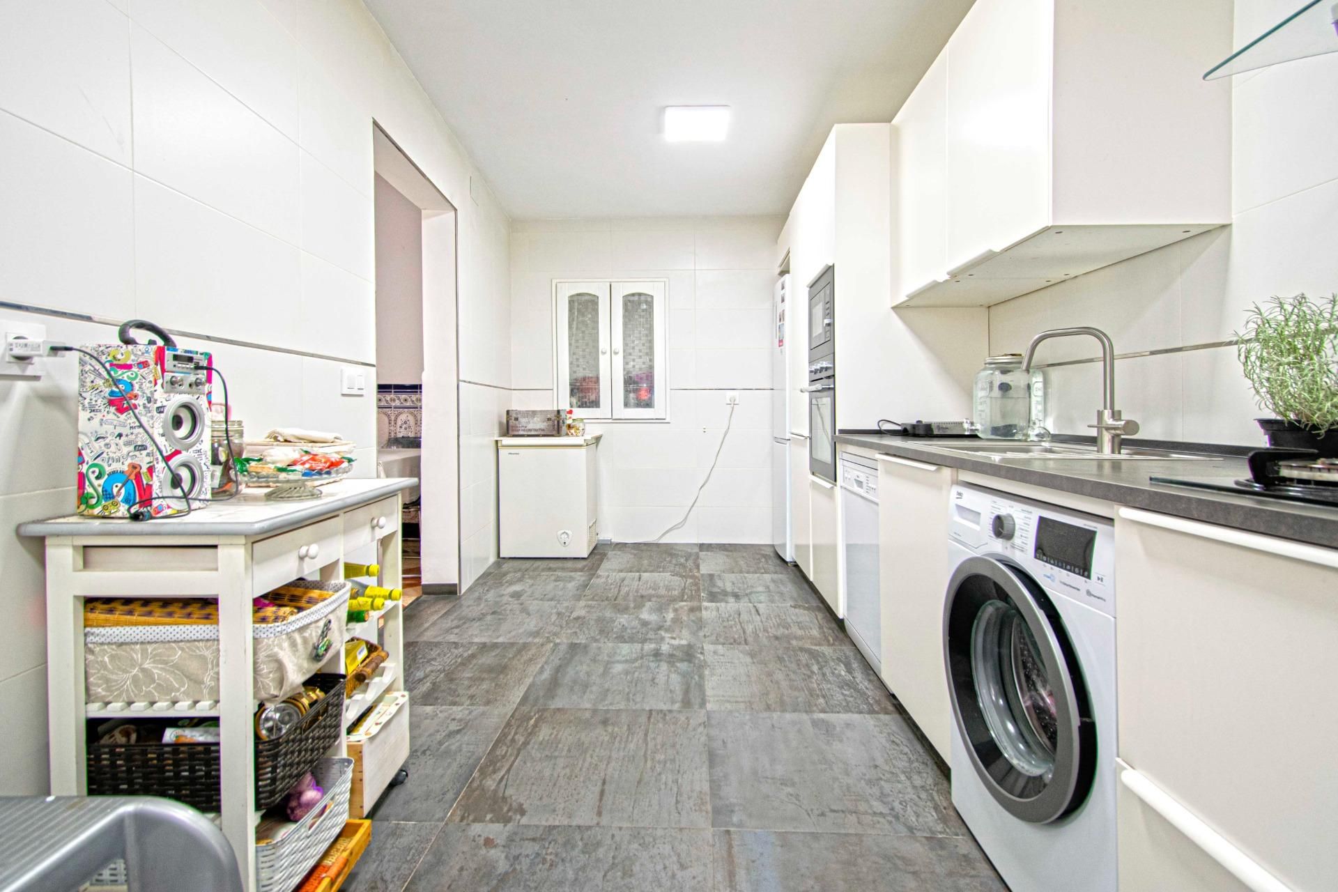 Cuina de Casa adosada en venda en Santiponce amb Aire condicionat, Terrassa i Traster