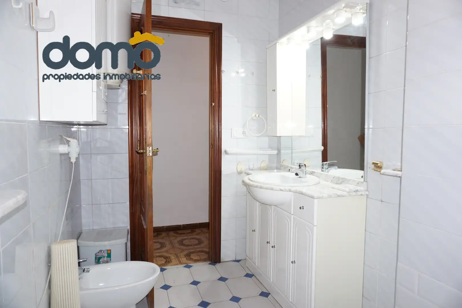 Baño de Piso para compartir en Granada con Amueblado, Horno y Lavadora