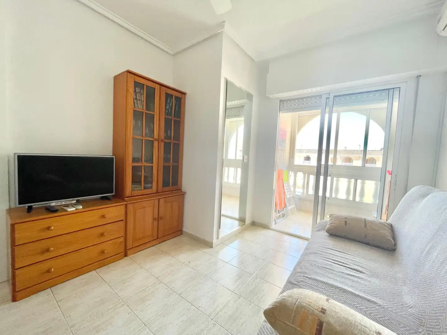 Sala d'estar de Pis de lloguer en Torrevieja amb Calefacció, Piscina i Moblat