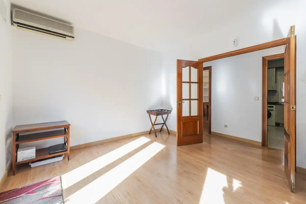 Habitación de Piso en venta en Madrid con Calefacción, Terraza y Balcón