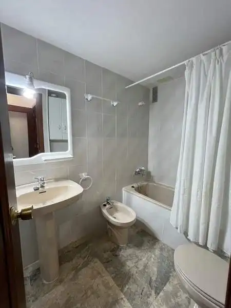 Badezimmer von Wohnungen zum Verkauf in Salou mit Terrasse, Möbliert und Gemeinschaftspool