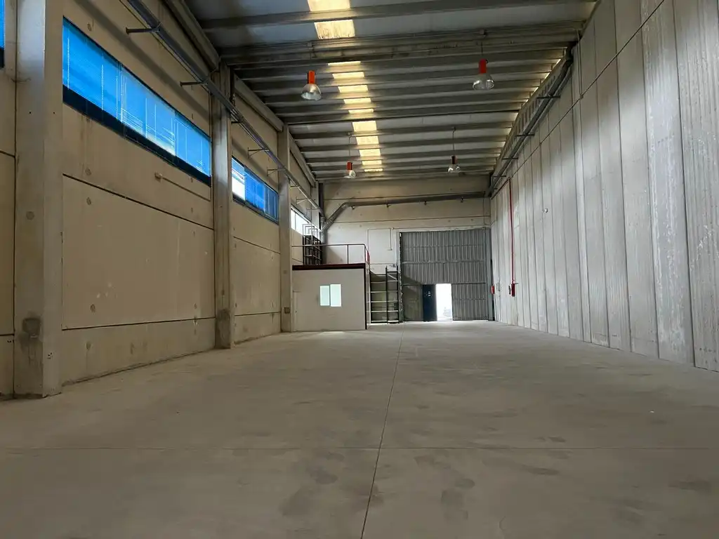 Industriegebäude zur Miete in Rúa Oliveiras